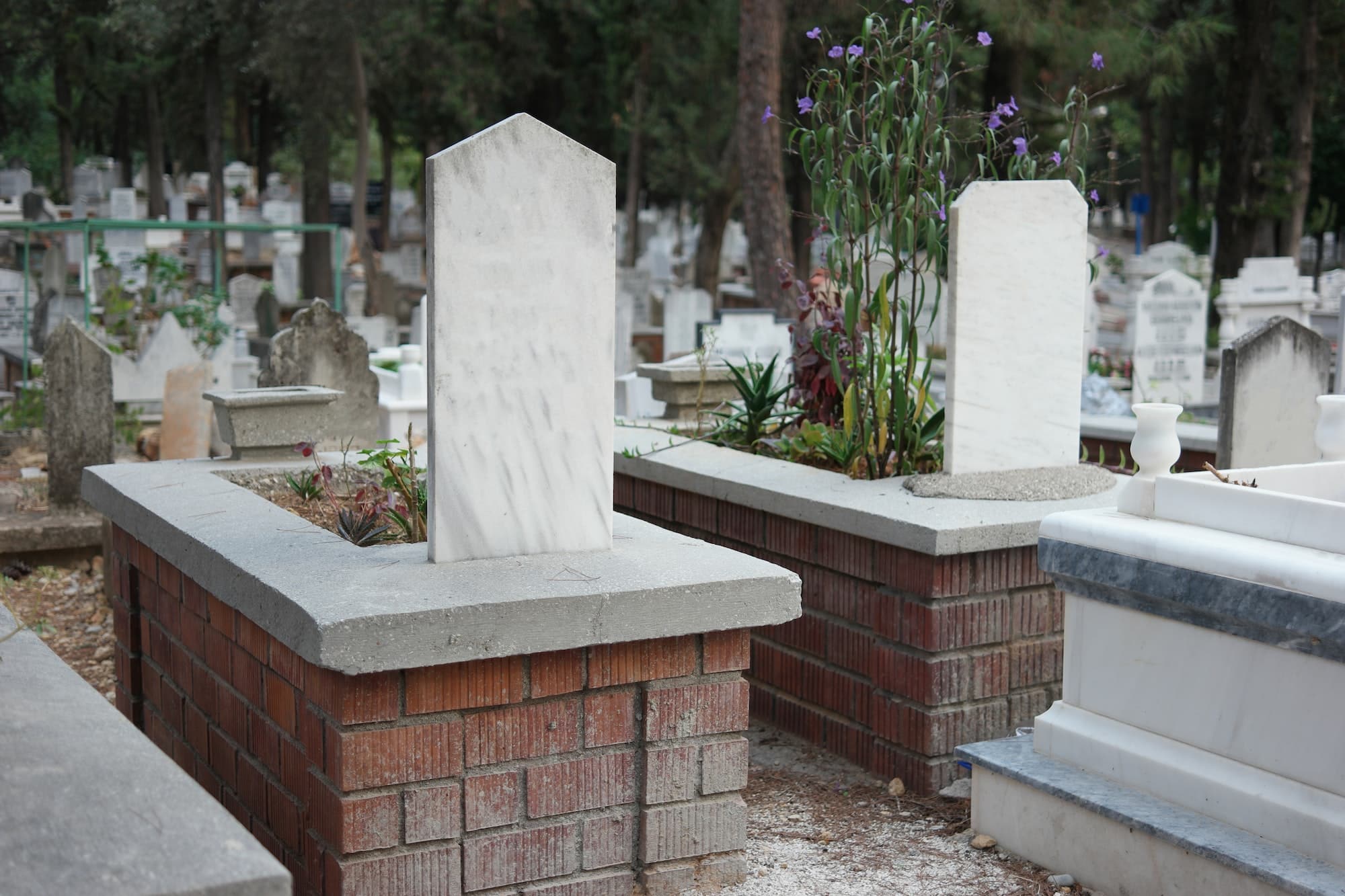 Rendre hommage à un proche : trois idées de personnalisation de plaque funéraire
