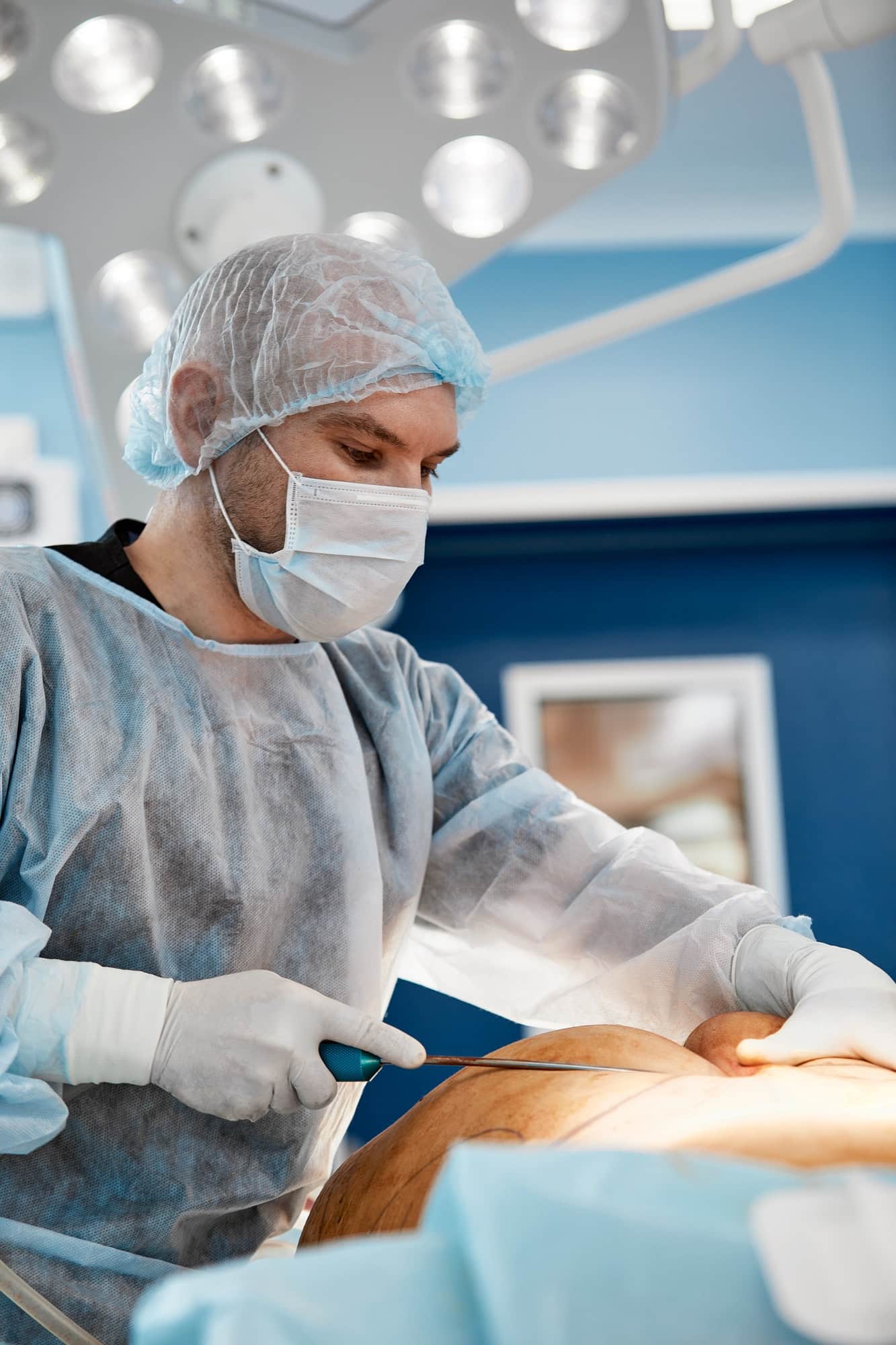 Quelles sont les spécialités de la chirurgie plastique du Dr. Raphaël Barthélemy à Marseille ?