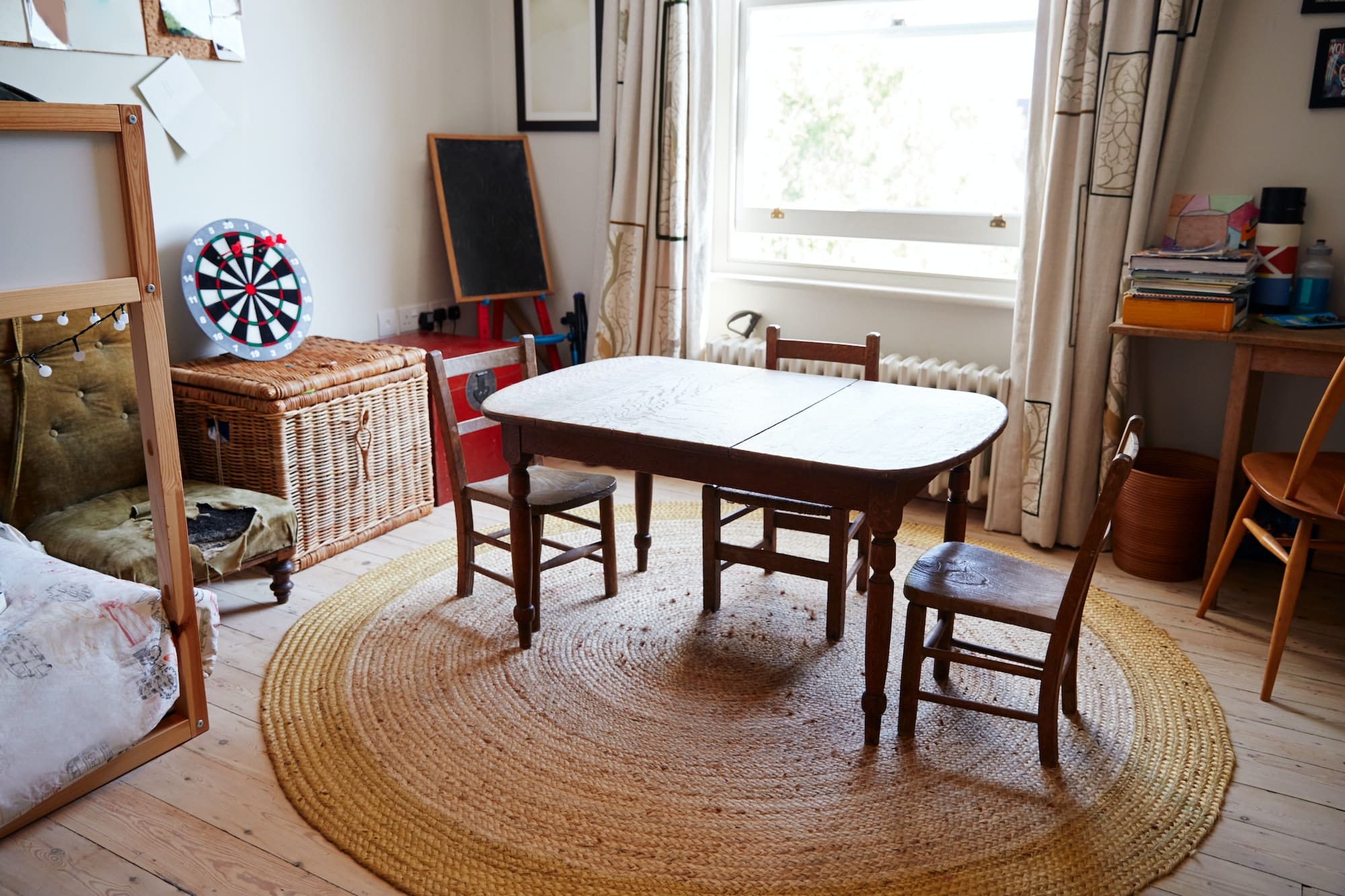 Création unique : comment intégrer une table résine bois dans votre déco?